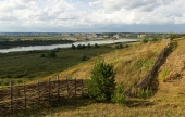 От плетня.