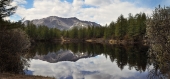 Вода отражает пространство небес, далекие горы и сказочный  лес