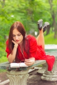 За чтением книги